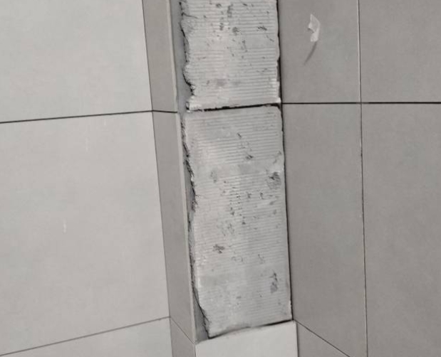 三门峡市瓷砖空鼓维修公司分享下瓷砖施工前基层浇水润湿程度不足，可能导致以下问题